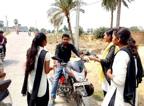 एनएसएस वालंटियर ने सड़क सुरक्षा को लेकर चलाया जागरूकता अभियान