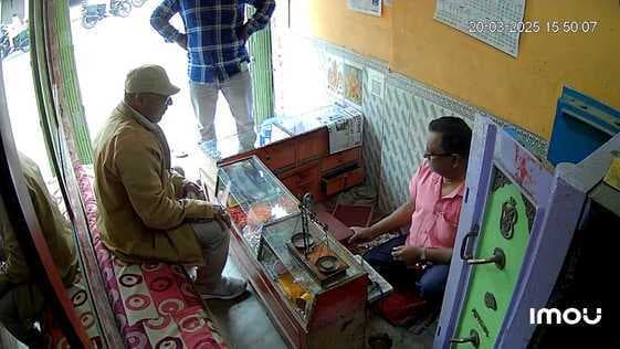 पुलिस के वेश में पहुंचे ठग ने जेवरात दुकानकार से डेढ़ लाख के आभूषण की ठगी