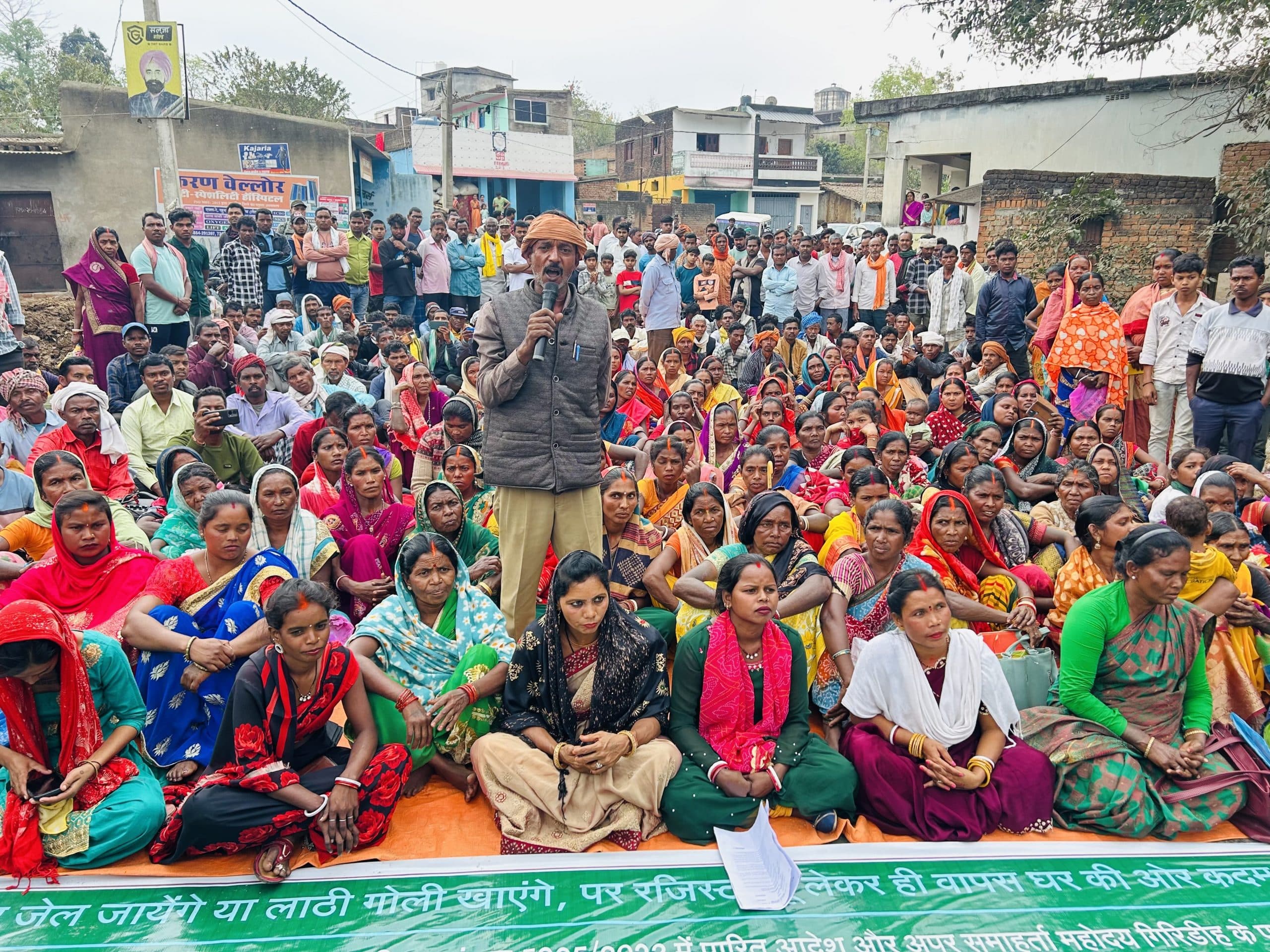 Giridih News :रजिस्टर टू की प्रतिलिपि नहीं मिलने से परेशान किजपा ने की सड़क जाम