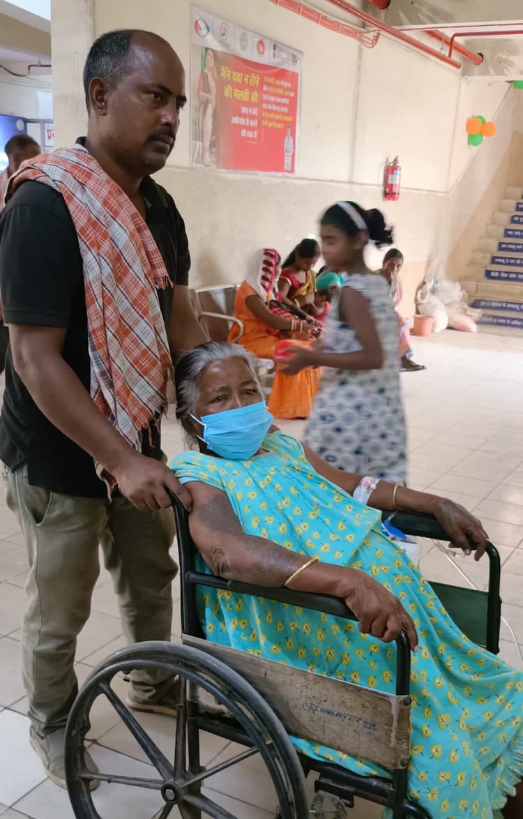 Bokaro News : परिजन खुद से मरीज को व्हीलचेयर से ले जा रहे वार्ड, बाहर से खरीदनी पड़ रही दवा