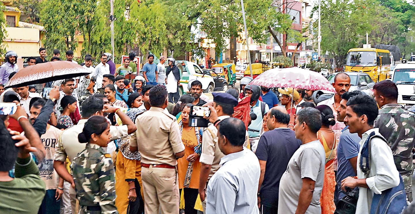 Ranchi News : विरोध के बीच हरमू में जलमीनार का निर्माण शुरू, लोगों ने की सड़क जाम