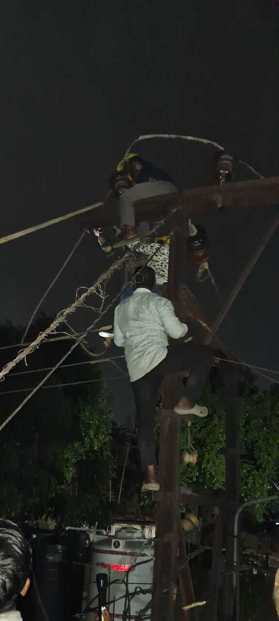 Ranchi News : राजधानी में आंधी व बारिश के कारण गुल रही बिजली