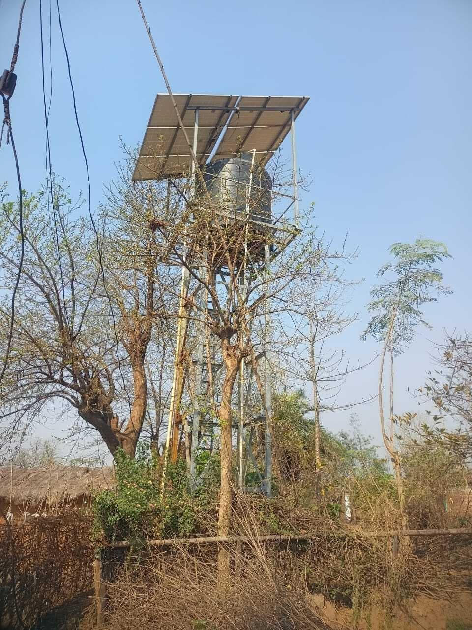 Seraikela News :चौका के बालीडीह में जलमीनार अधूरी छोड़ संवेदक लापता, चापाकल के भरोसे ग्रामीण