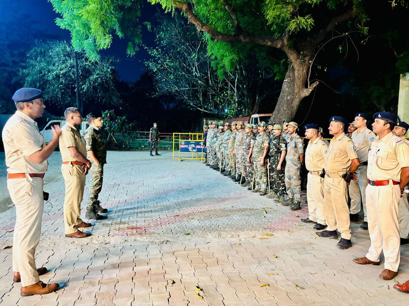 Seraikela News : सरायकेला-खरसावां पुलिस की 27 टीमों ने रातभर छापेमारी कर 13 अपराधियों को पकड़ा, 121 का सत्यापन किया