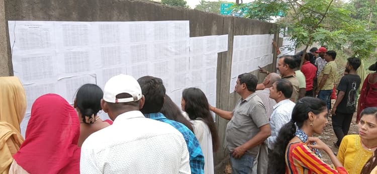 Bokaro News : होल्ड लाभुकों की लिस्ट देखने उमड़े लोग