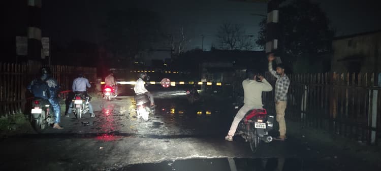 Dhanbad News : बांसजोड़ा रेल लाइन पर गिरा बिजली का तार, रोकी गयीं ट्रेनें