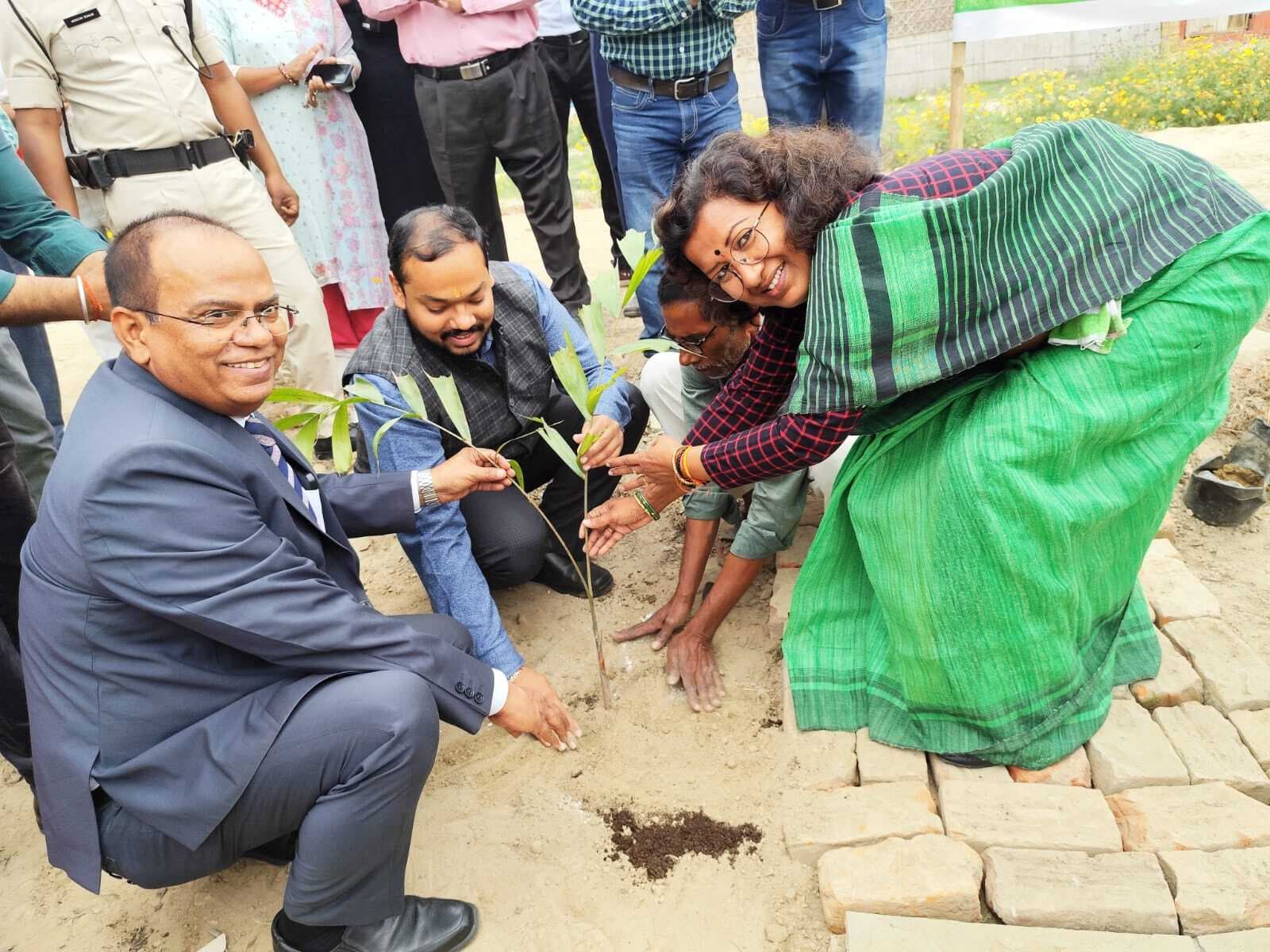 पेड़ हमें जीवन देती है, उसका संरक्षण करना हमारा पहला कर्तव्य : डीएम
