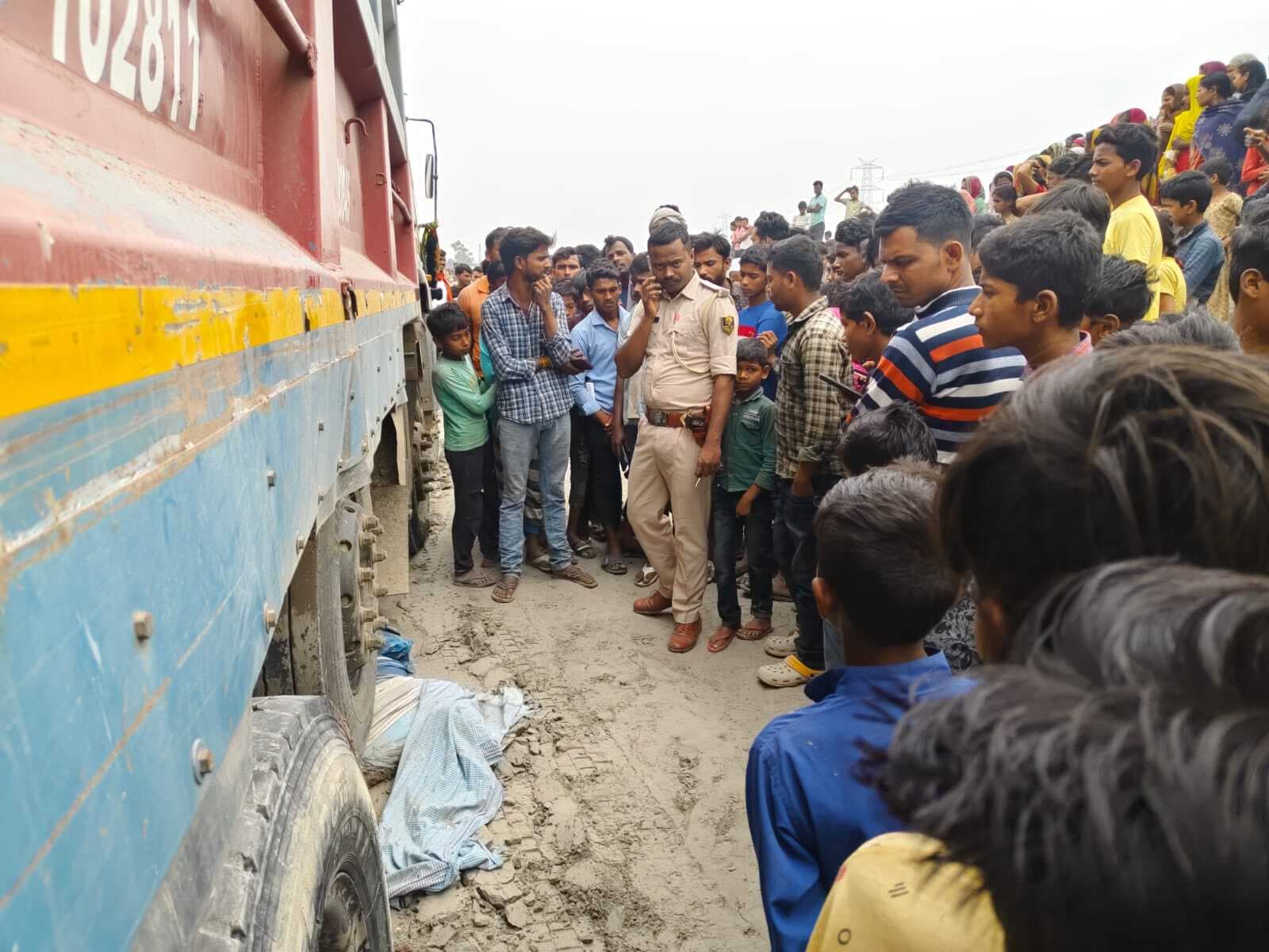 हाइवा बैक करने के दौरान दूसरे हाइवा चालक की दबकर मौत