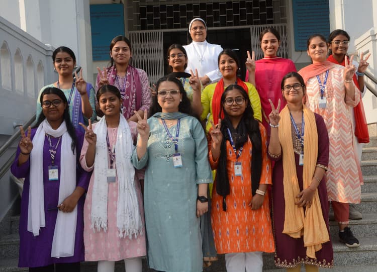 पटना वीमेंस कॉलेज : स्टूडेंट काउंसिल इलेक्शन में माहरुख बनीं प्रीमियर, निकिता वाइस प्रीमियर