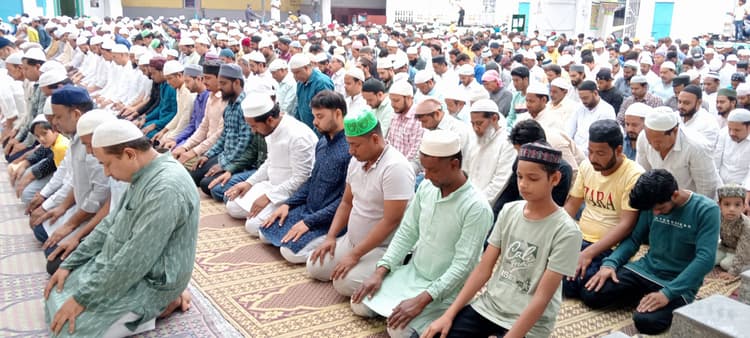 रमजान के तीसरे जुमे पर मस्जिदों में आयोजित हुई सामूहिक नमाज