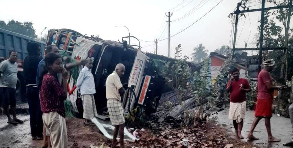 हाइवा से टकरा कर छड़ लदा टेलर पलटा, चालक फरार