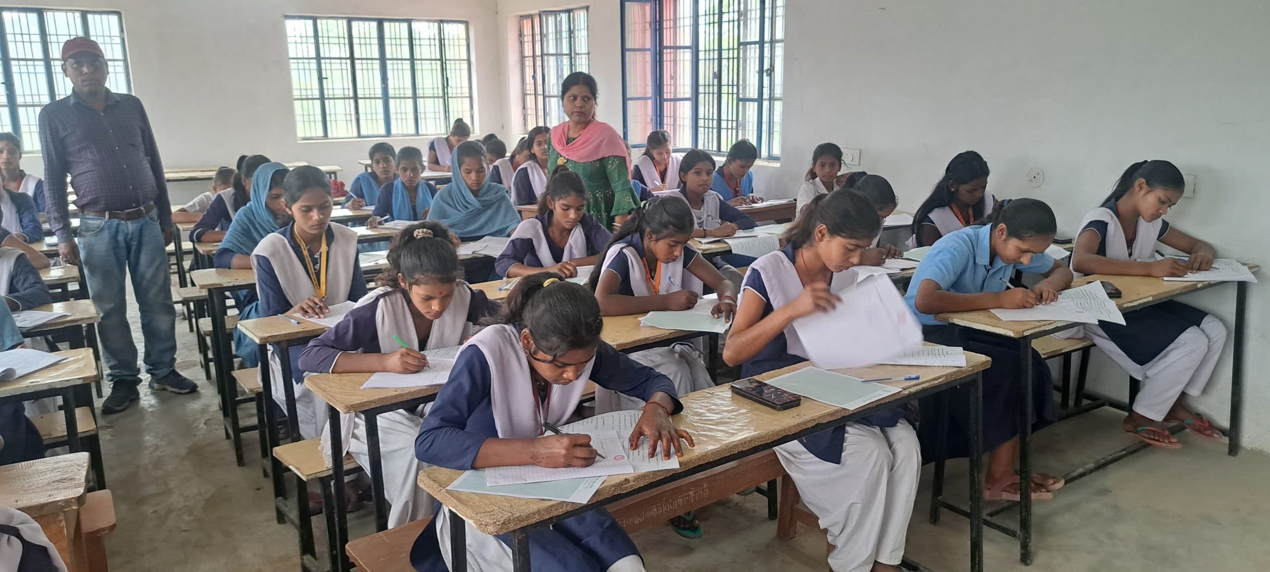 वार्षिक परीक्षा  में  शामिल छात्र -छात्राओं ने दी परीक्षा