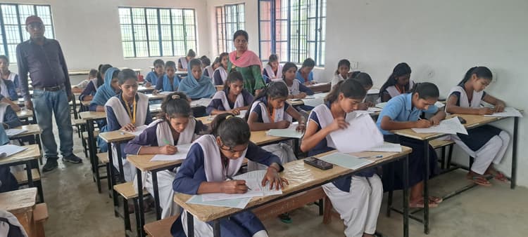 वार्षिक परीक्षा  में  शामिल छात्र -छात्राओं ने दी परीक्षा