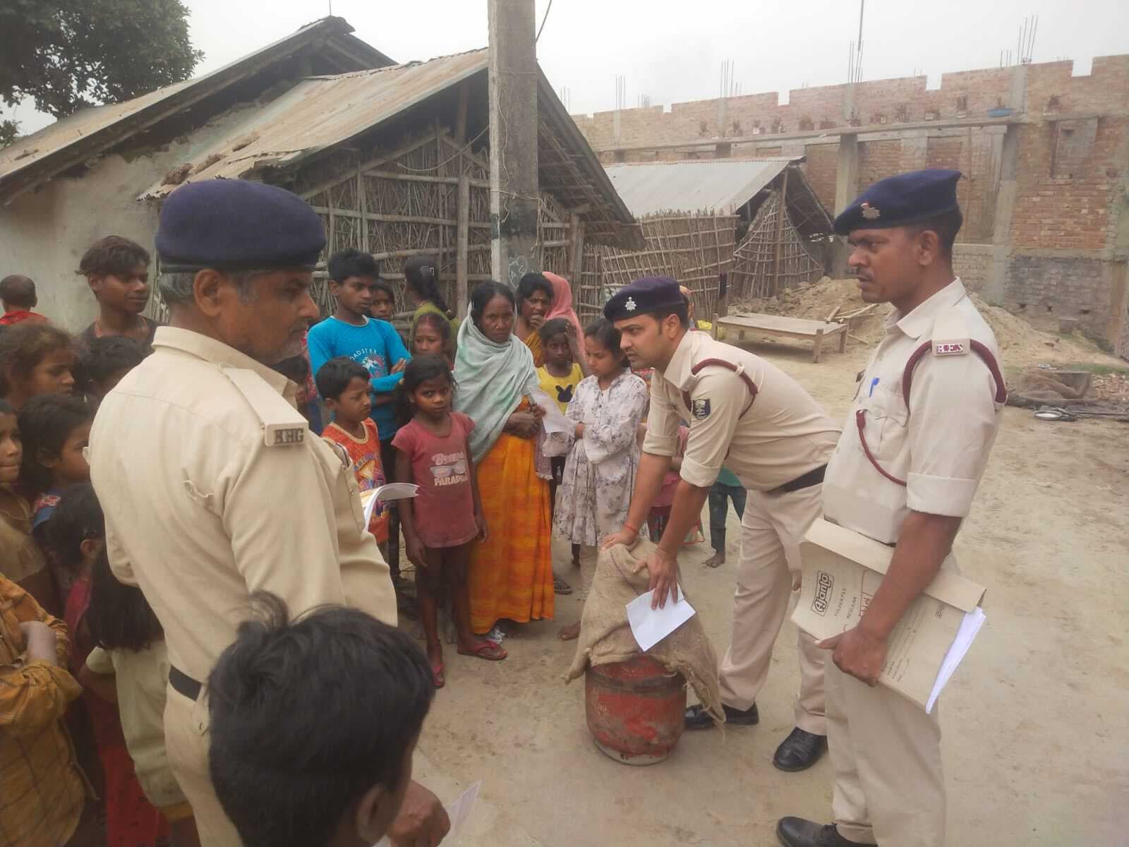 मॉकड्रिल कर लोगों को आग से बचाव की दी जा रही जानकारी