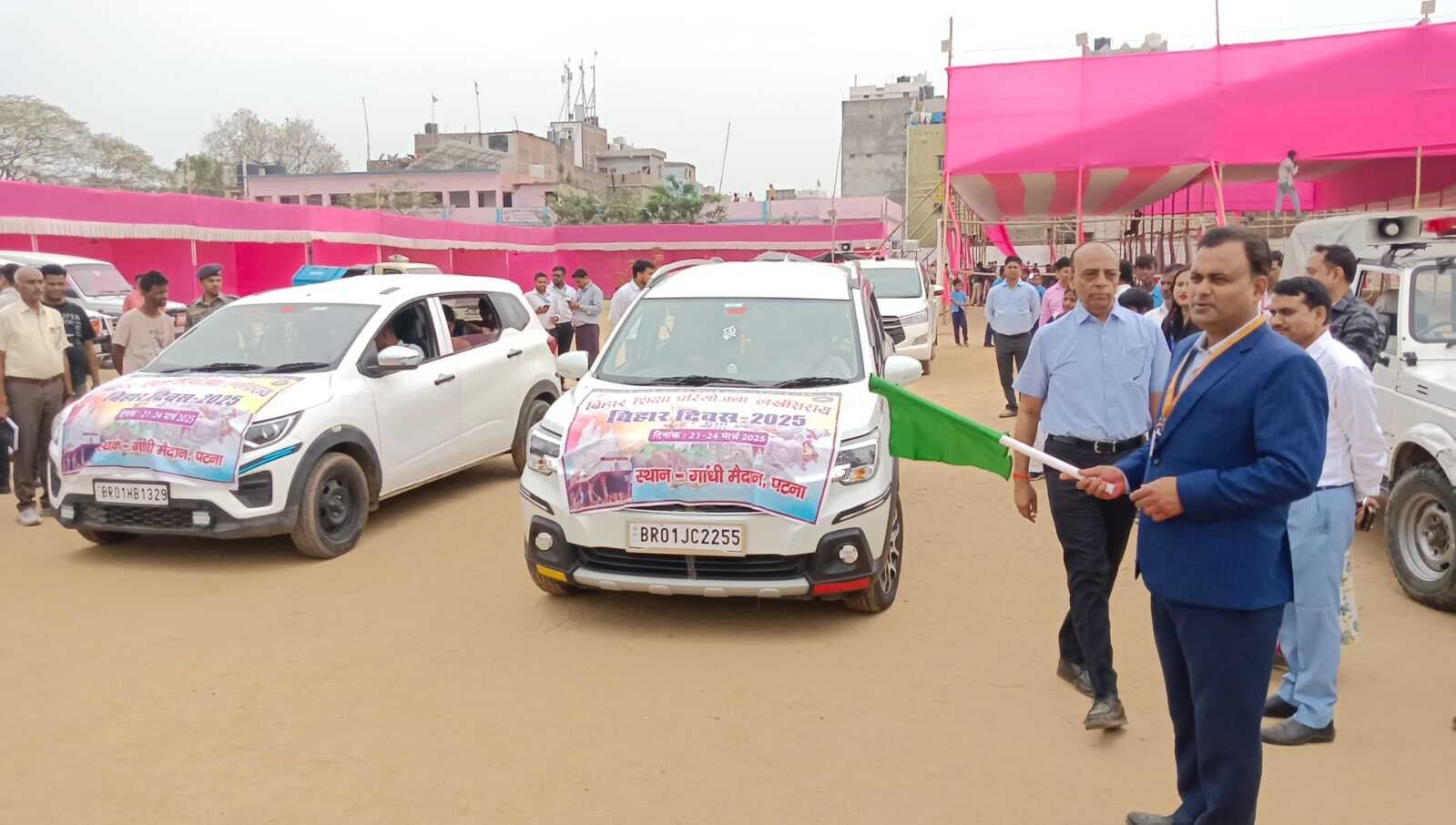 बिहार दिवस के राज्य स्तरीय प्रतिभागी दल को डीएम ने हरी झंडी दिखा किया रवाना