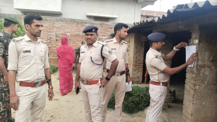 हत्या मामले के फरार आरोपी के घर पुलिस ने चिपकाये इश्तेहार