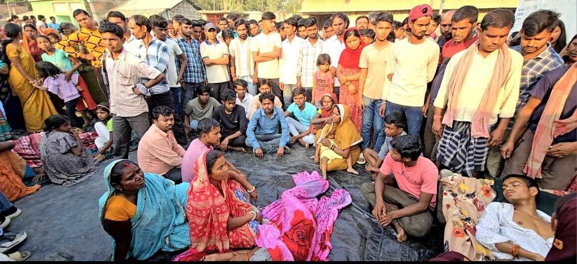 कर्नाटक से अधमरा हालत में लौटे 17 मजदूर, ठेकेदार के गुंडों पीटा