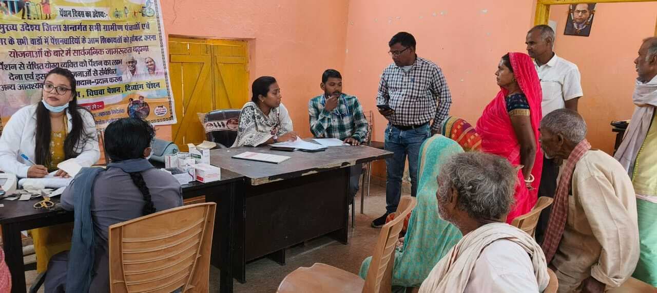 इटौन व कुंदर में शिविर लगा लोगों से प्राप्त किया गया आवेदन