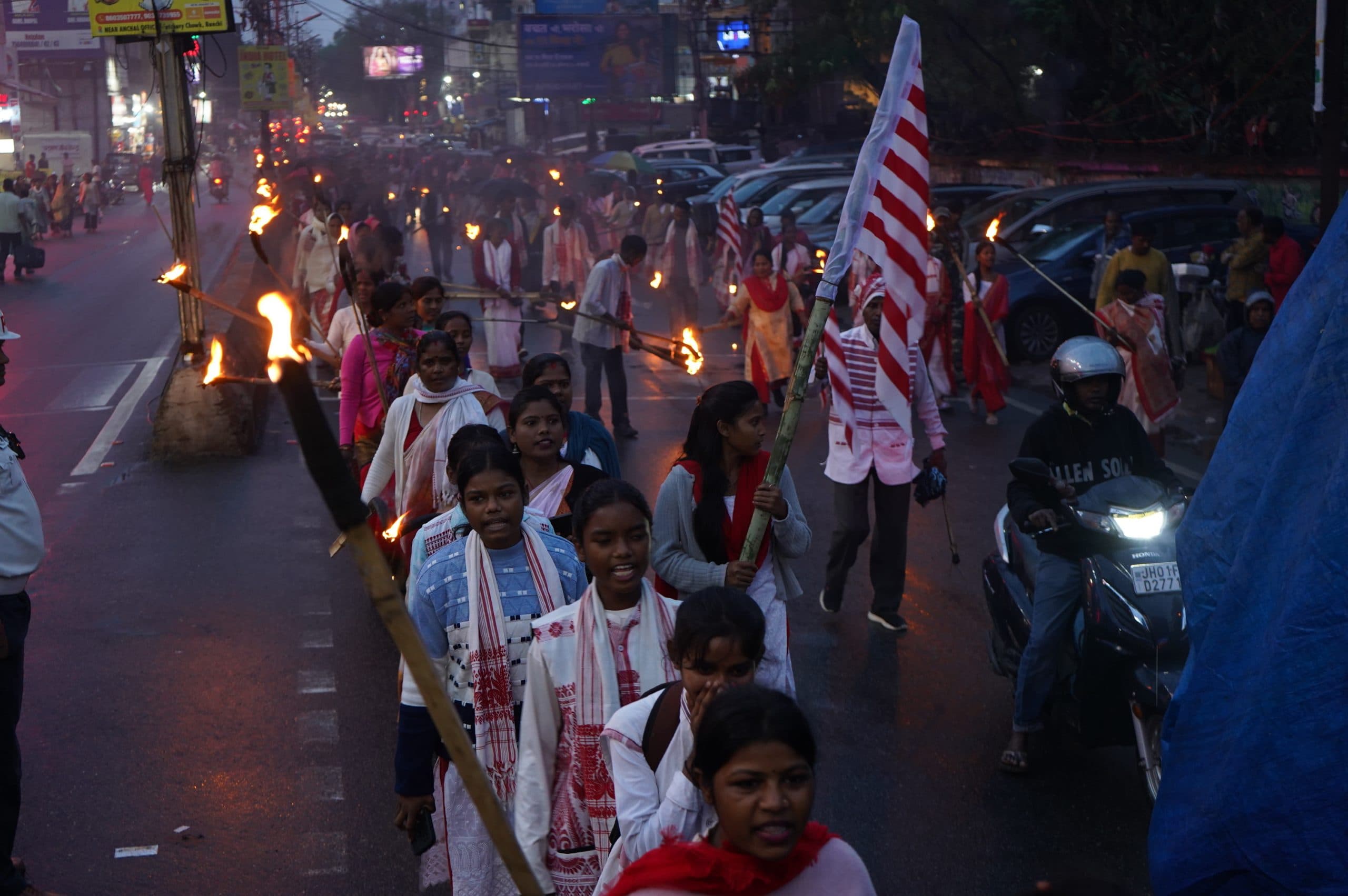 Ranchi News : सिरमटोली सरना स्थल के पास रैंप के विरोध में आदिवासी संगठनों ने मशाल जुलूस निकाला, आज रांची बंद