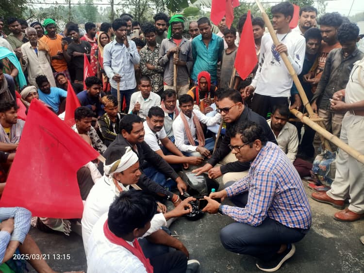 आदिवासियों ने जमीन मापी करने गये प्रशासन के खिलाफ किया सड़क जाम