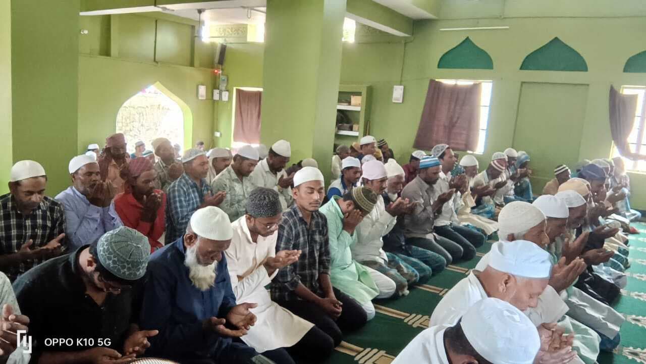 रमजान के तीसरे जुमे पर मस्जिदों में उमड़ी नमाजियों की भीड़