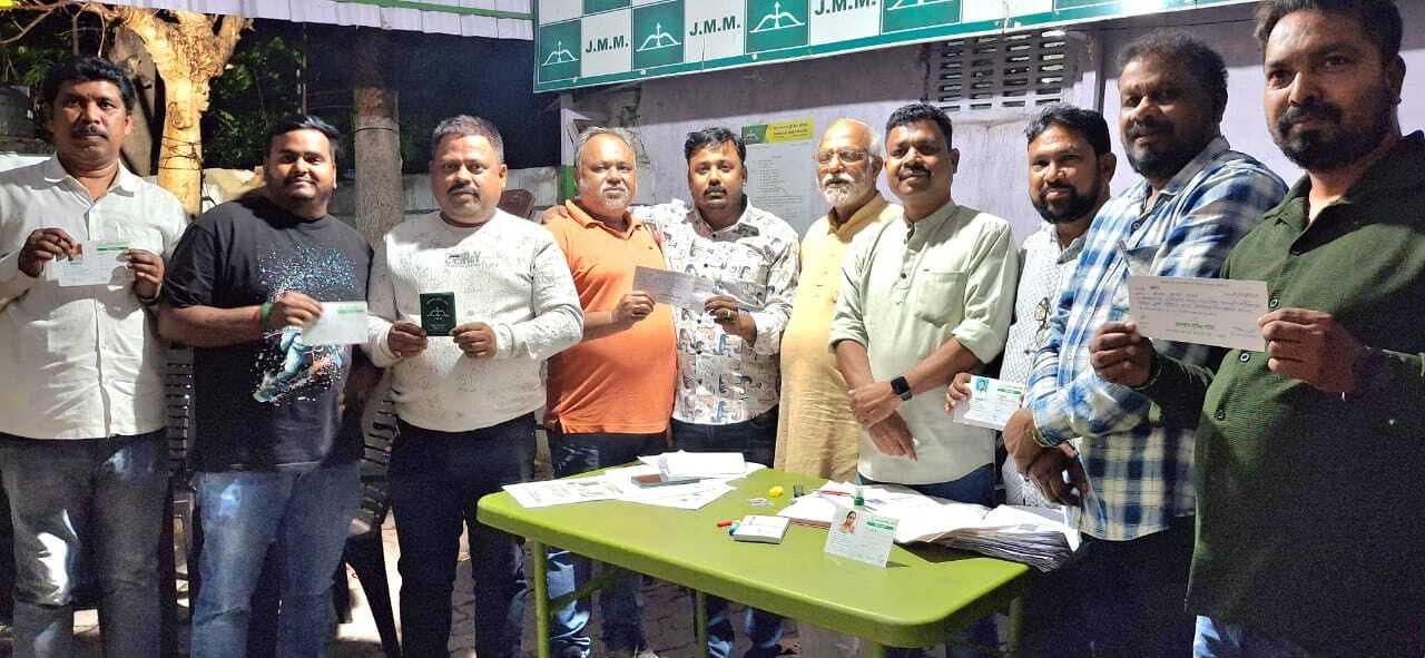 Jamshedpur news. साकची में झामुमो ने सदस्यता पहचान पत्र वितरण किया