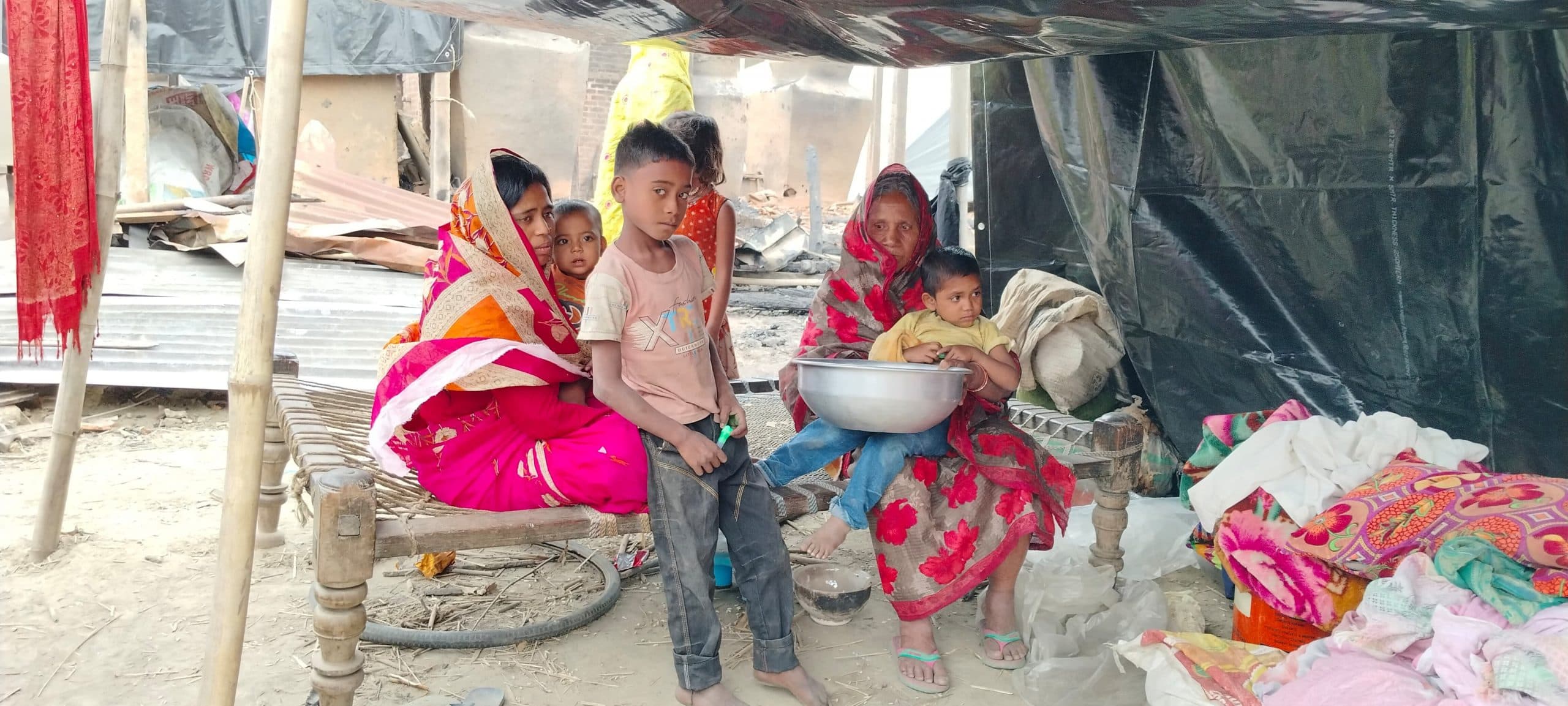 अग्नि पीड़ित परिवार खुले आसमान के नीचे जीने को विवश