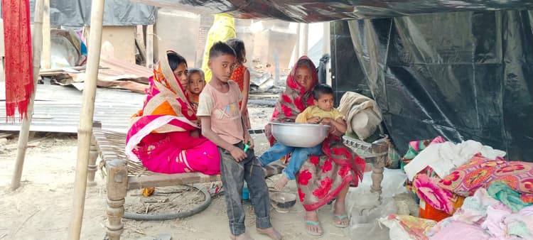 अग्नि पीड़ित परिवार खुले आसमान के नीचे जीने को विवश