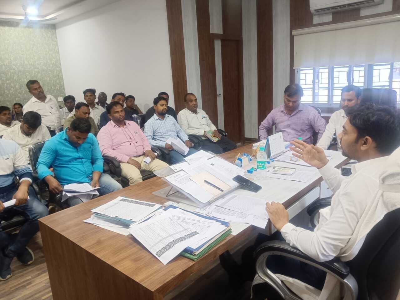 बीडीओ ने आवास सहायक व विकास मित्र के साथ बैठक किये