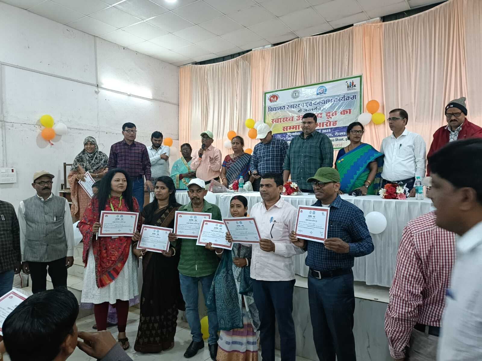 Deoghar news : सम्मान समारोह में 100 स्वास्थ्य आरोग्य दूतों को किया गया सम्मानित