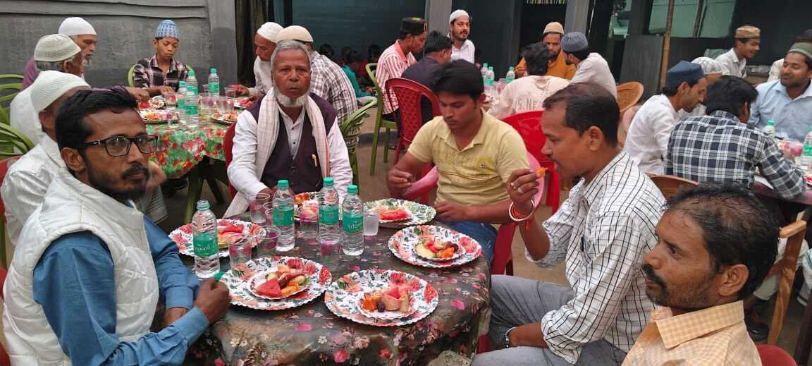 रमजान के पवित्र माह में गरीबों की मदद करनी चाहिए