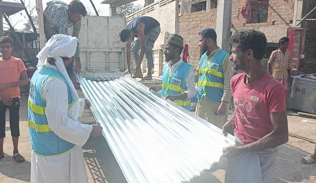 अग्नि पीड़ितों के बीच गृह निर्माण की सामग्री वितरित