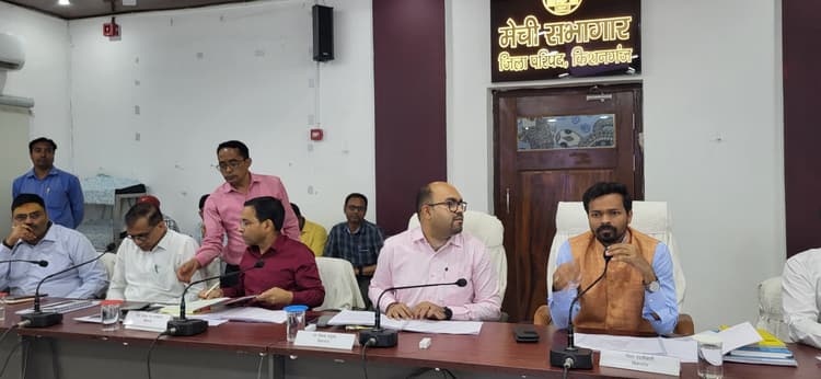 आगामी विस चुनाव की तैयारी की डीएम ने की समीक्षा