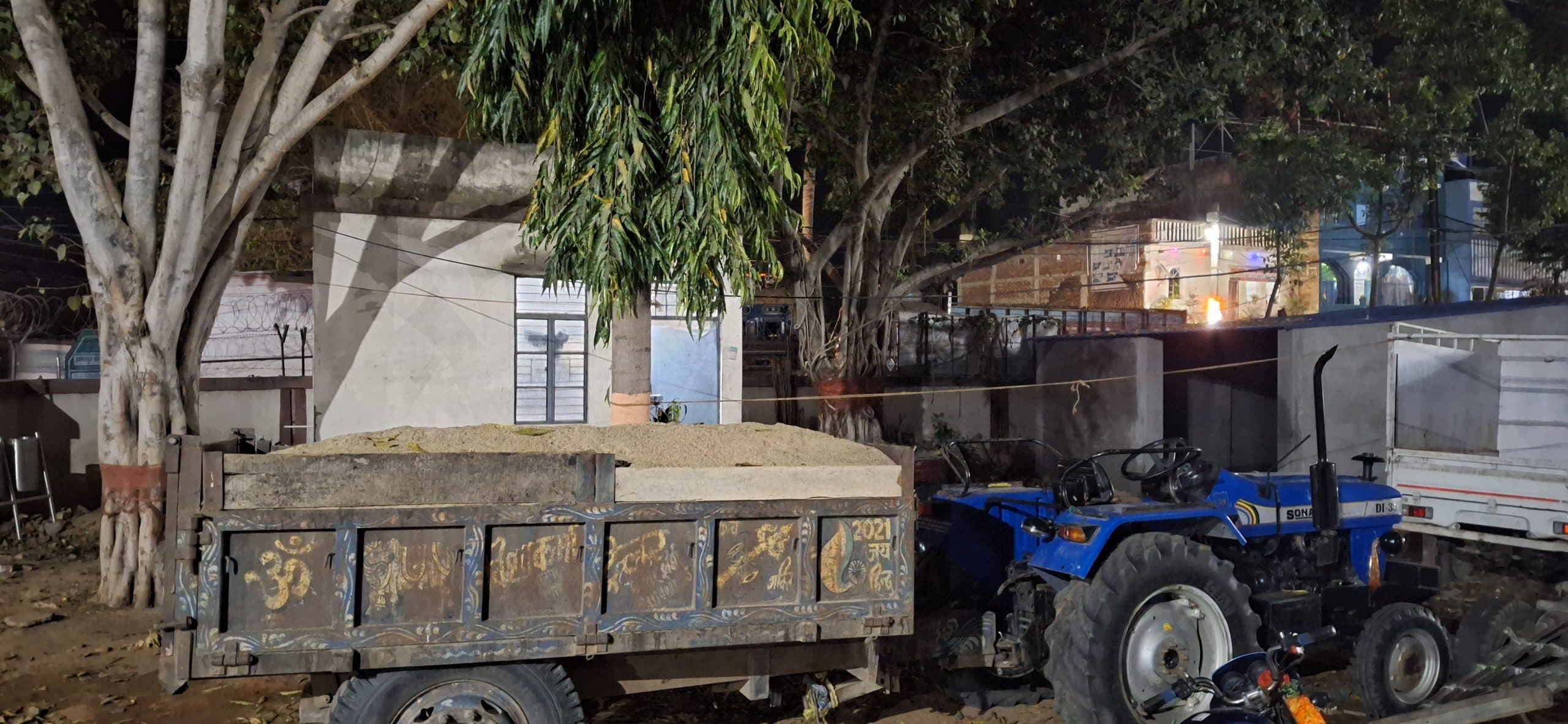 अवैध बालू लोड ट्रैक्टर जब्त, चालक फरार