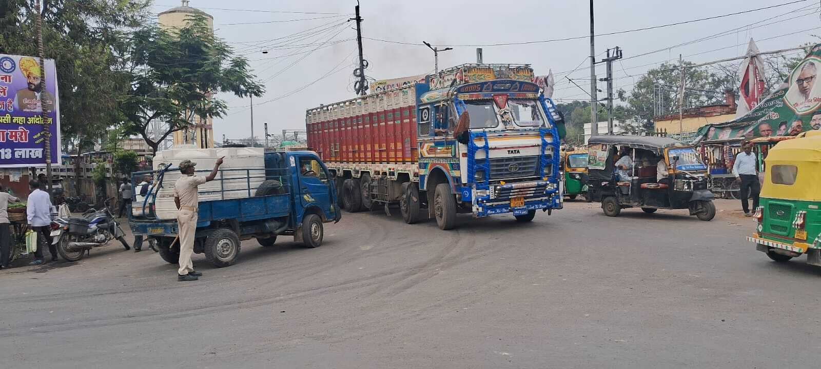 जमालपुर में बड़े वाहनों के प्रवेश से जुबली वेल चौक पर लगा रहता है जाम