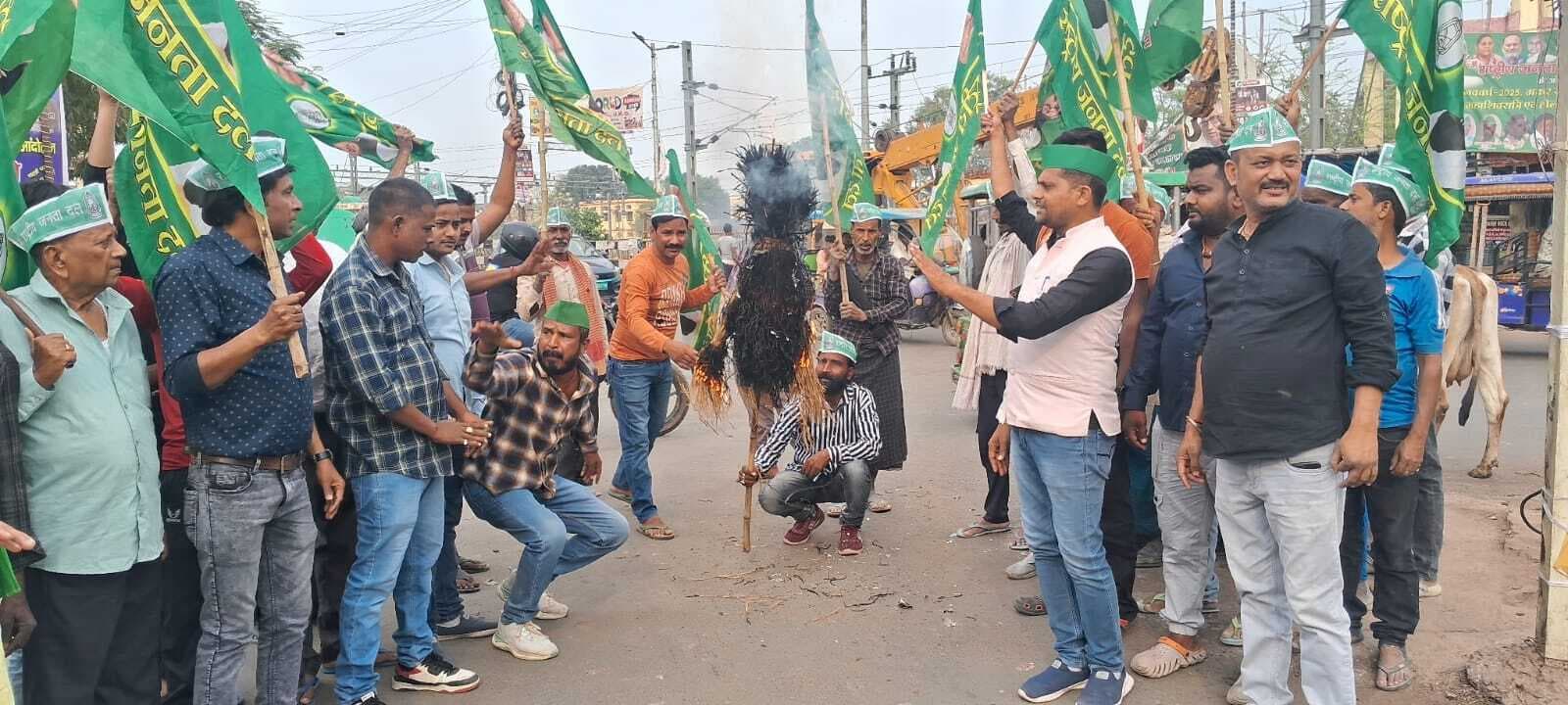 मुख्यमंत्री पर राष्ट्रगान के अपमान का आरोप, राजद ने फूंका पुतला