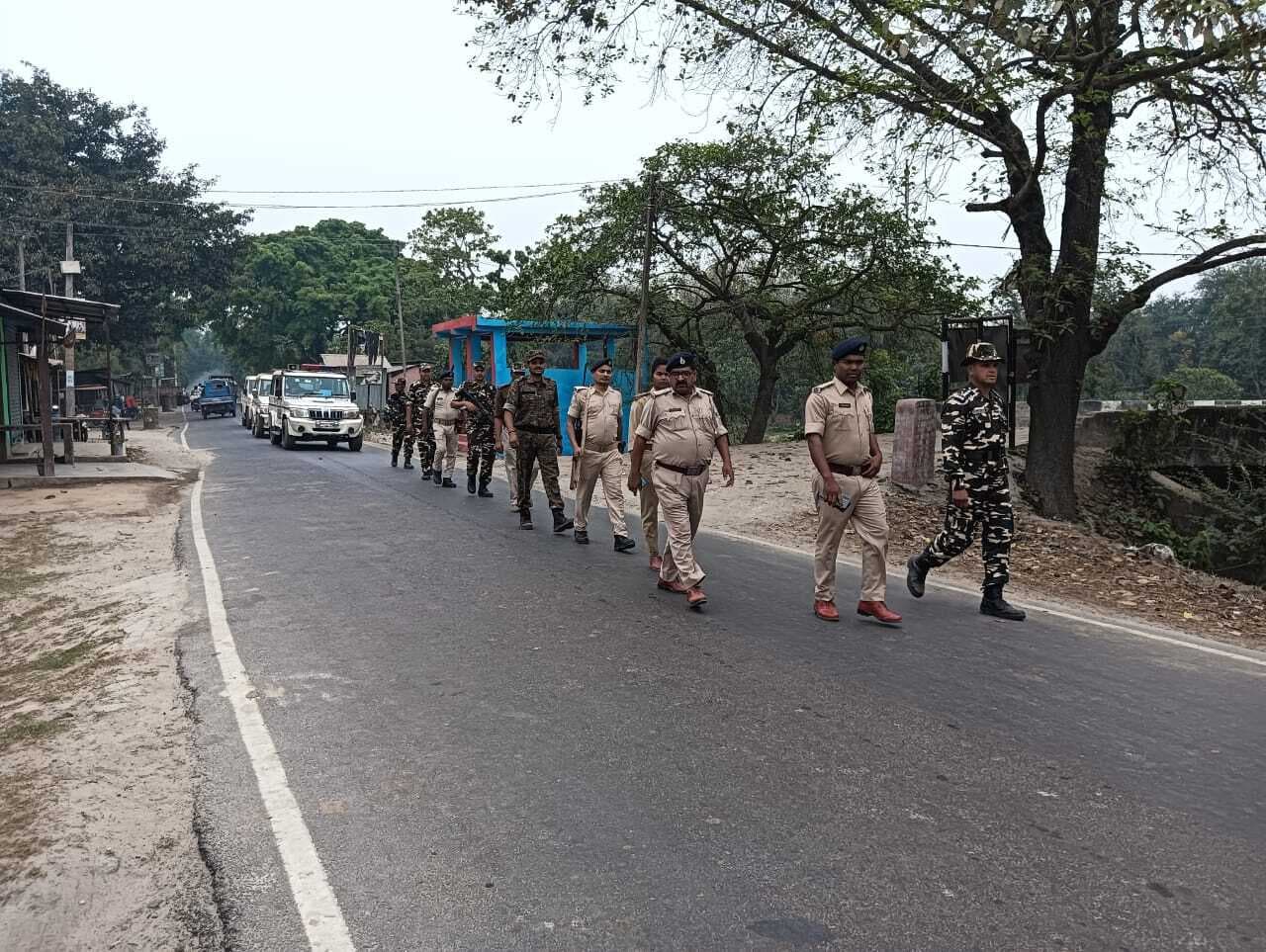 फुलकाहा में एसएसबी व पुलिस ने किया फ्लैग मार्च