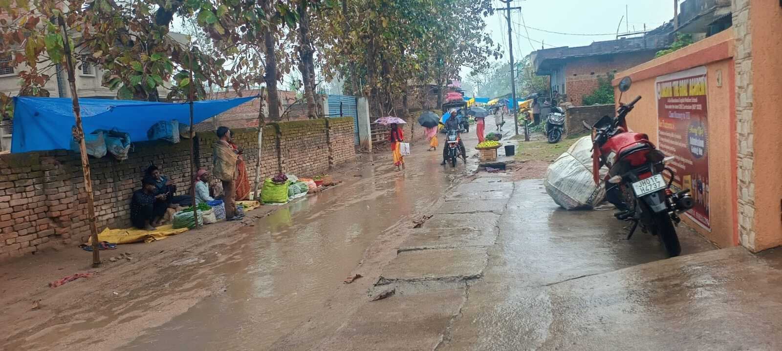 चंदवा में बारिश से जनजीवन पर पड़ा असर