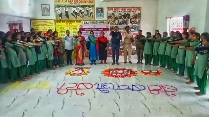 बेटी बचाओ, बेटी पढ़ाओ के लिए छात्राओं को दिलायी गयी शपथ