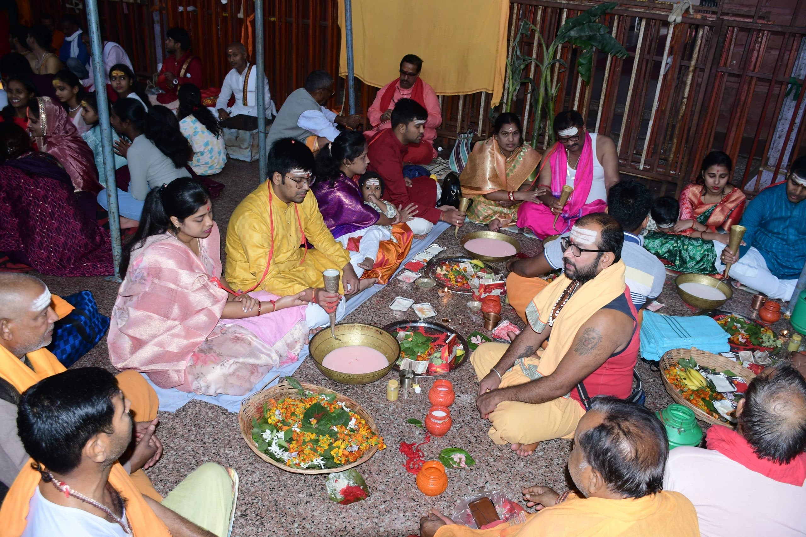 झमाझम बारिश में भी भक्तों का लगा रहा तांता , लोगों ने पूजा अर्चना के अलावा जमकर कराये अनुष्ठान