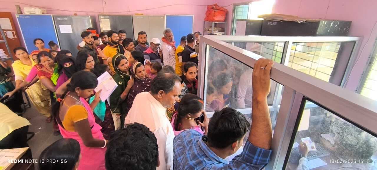 मंईयां सम्मान योजना से वंचित महिलाएं अंचल कार्यालय का लगा रही है चक्कर