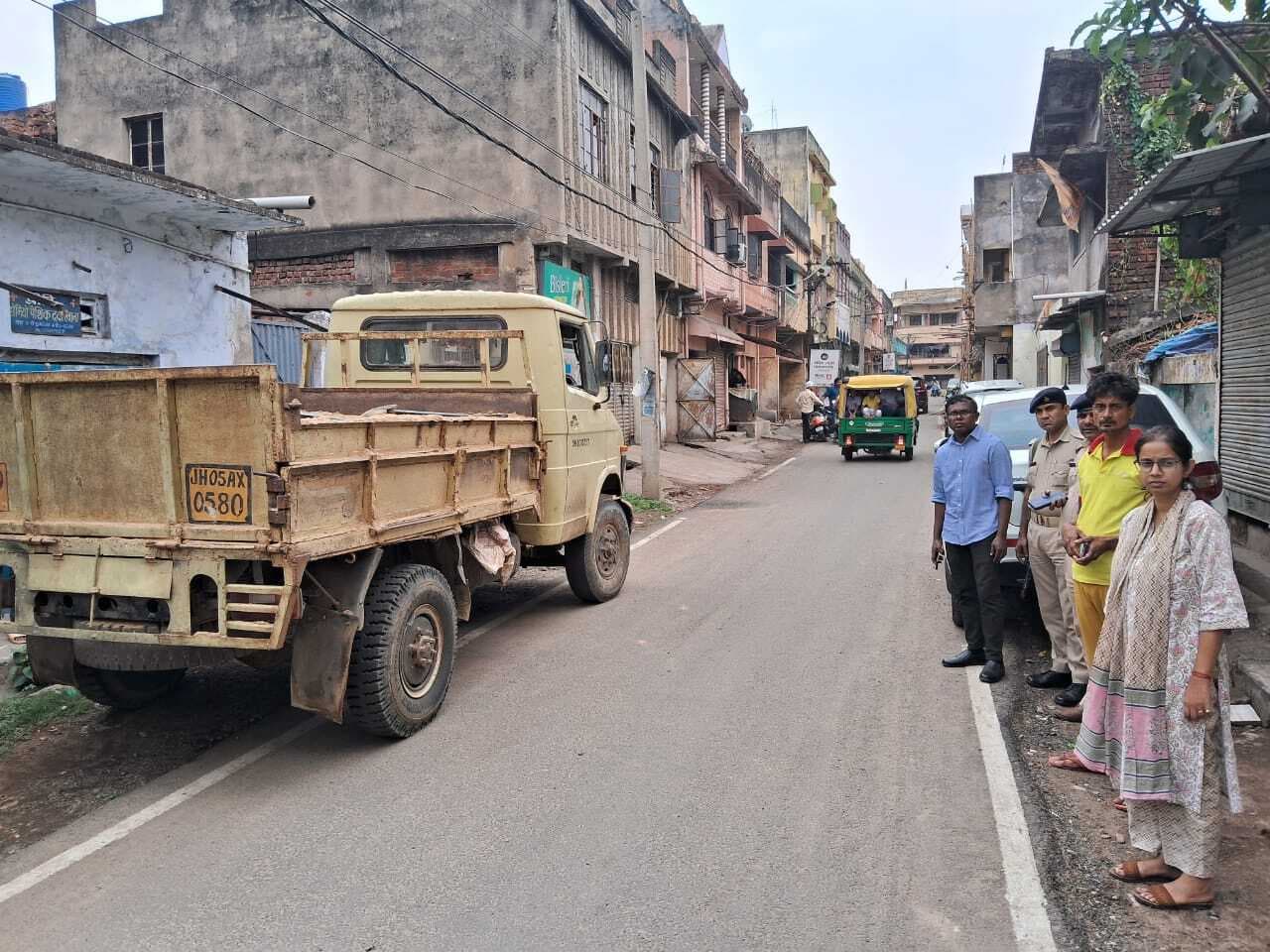 Jamshedpur News : मानगो में एसडीओ ने की छापेमारी, बालू लदे दो ट्रक जब्त