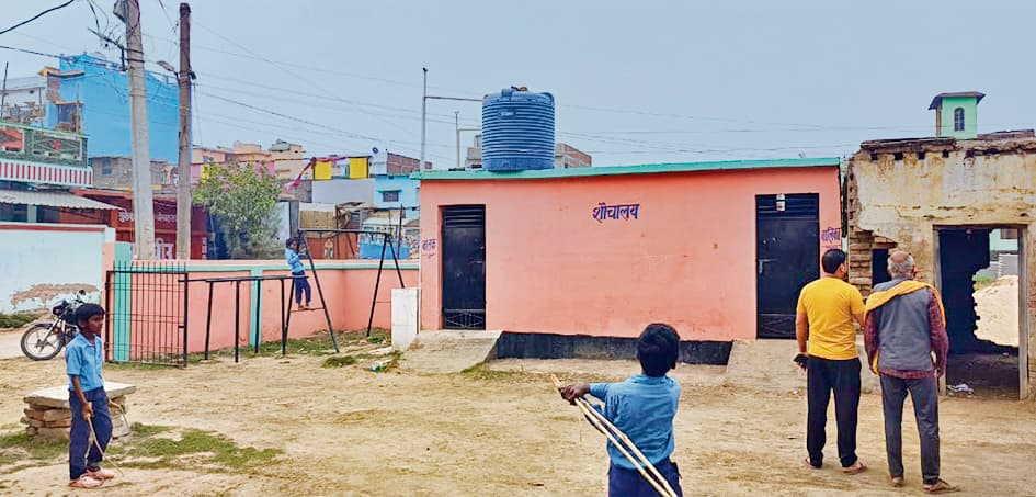 Chhapra News : भवन के अभाव में प्रभावित हो रही बच्चों की पढ़ाई