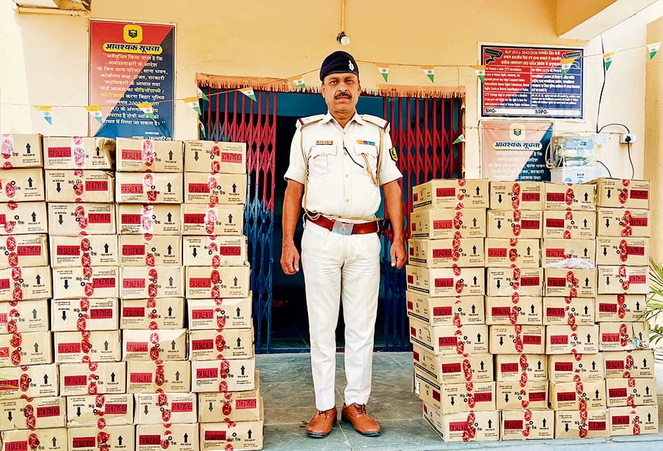 Gopalganj News  : फुलवरिया में मुर्गी फार्म से 76 कार्टन शराब बरामद, तस्कर हुए फरार