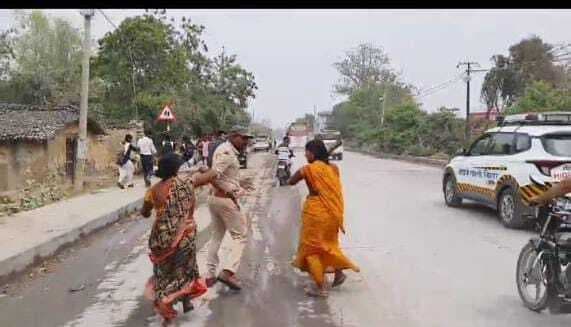 बंजारी कैमूर पहाड़ी पर ग्रामीणों ने वनकर्मियों को लाठी-डंडे से पीटा