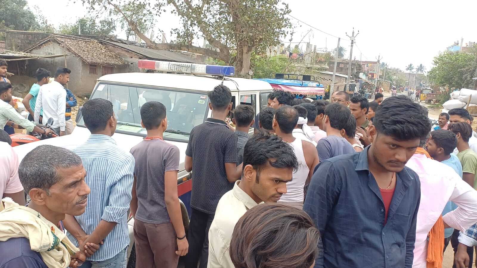 मारपीट के विरोध में किया सड़क जाम