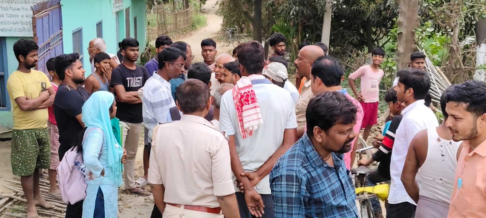 बदला-नगरपाड़ा तटबंध से हटाया गया अतिक्रमण