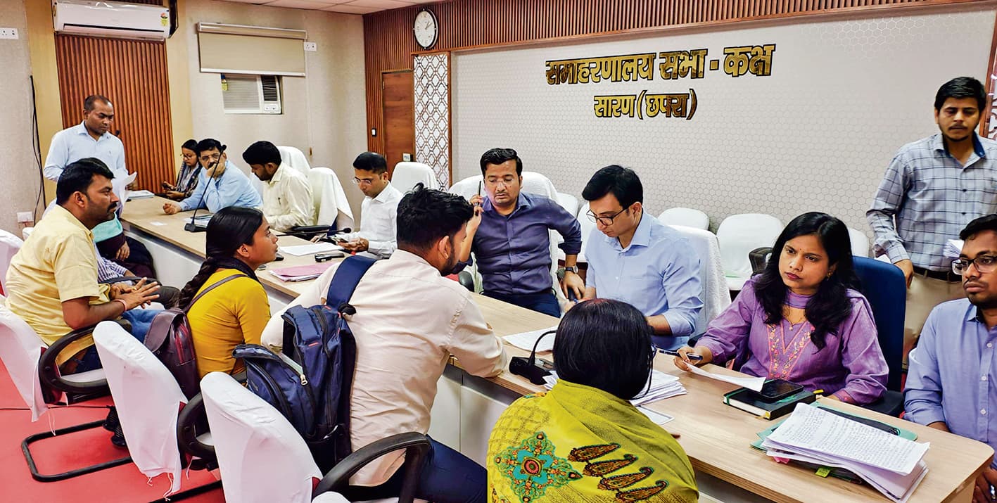 Chhapra News : जिलाधिकारी ने की लोक शिकायत के 13 और जनता दरबार के 71 मामलों की सुनवाई