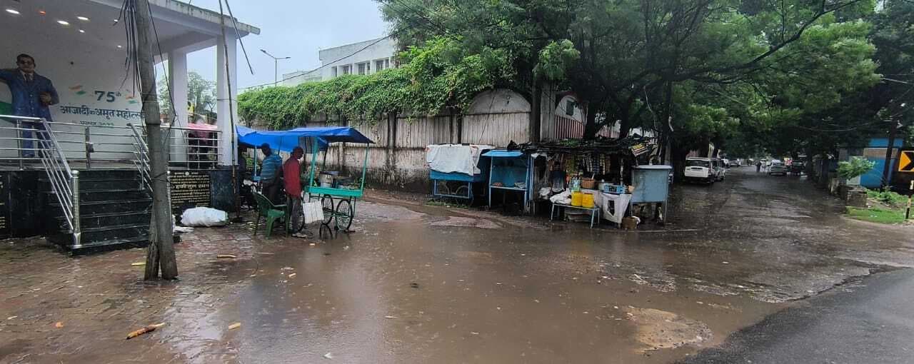 दो दिनों से बारिश के कारण तापमान गिरा, सड़कों में जल जमाव से राहगीर परेशान
