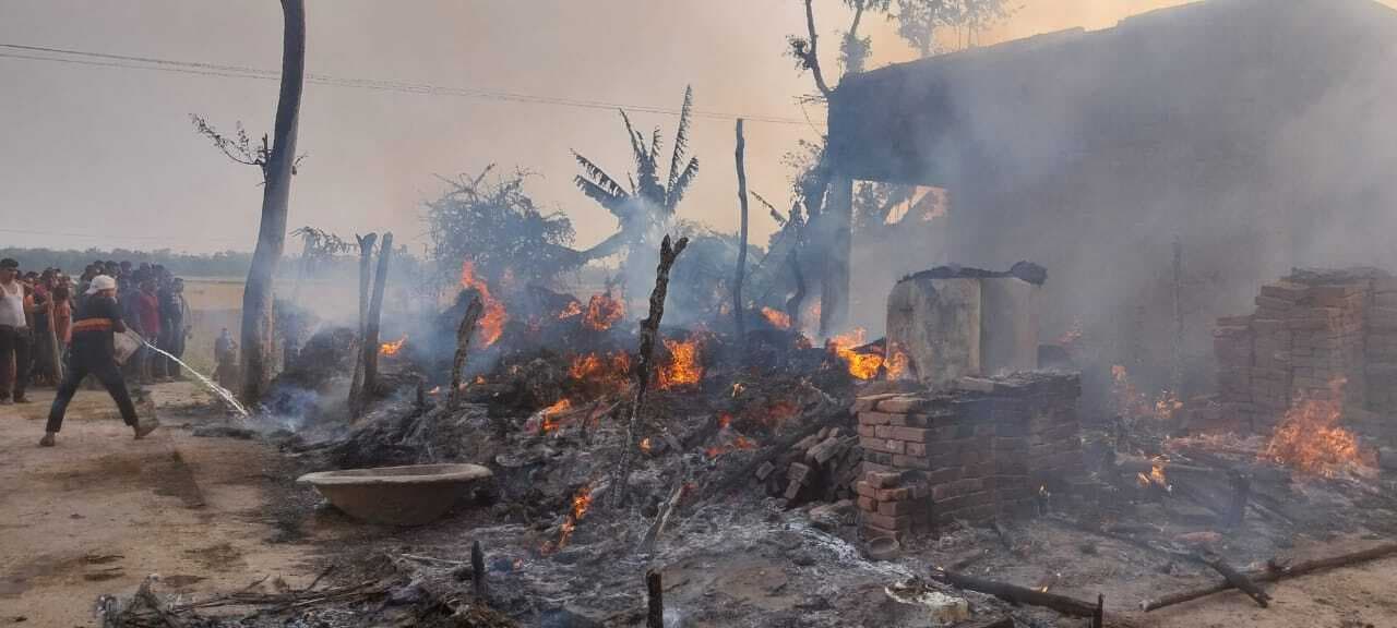 अगलगी में आवासीय सह मवेशी घर राख